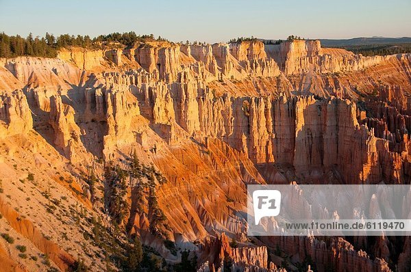 Vereinigte Staaten von Amerika  USA  Beleuchtung  Licht  Landschaft  Morgendämmerung  zeigen  Bryce Canyon Nationalpark  Schlucht  Utah
