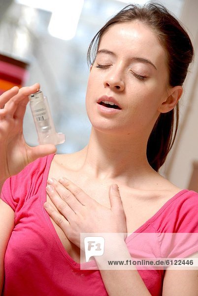 benutzen  Frau  Genuss  jung  Asthma
