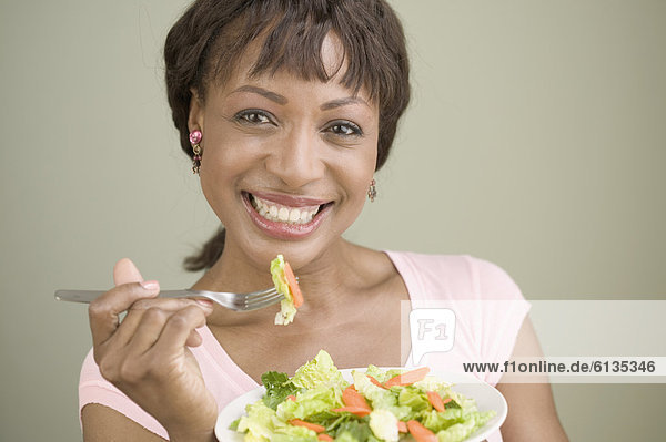 Portrait  Frau  Salat  essen  essend  isst