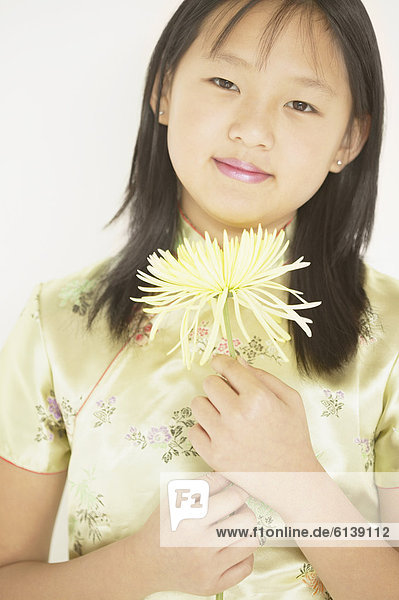 Mädchenbildnis halten eine Blume
