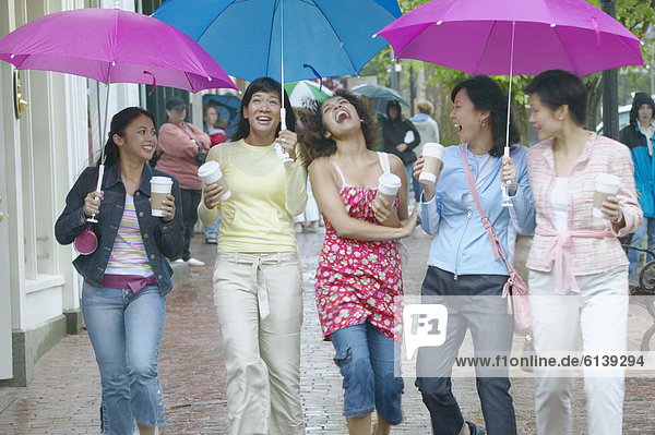 Frau  lachen  gehen  Regenschirm  Schirm