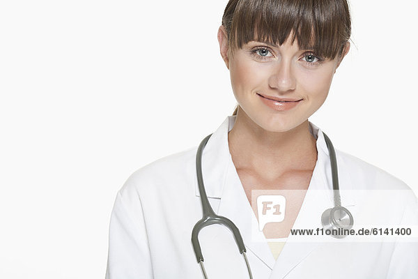 Lächelnder Arzt mit Stethoskop