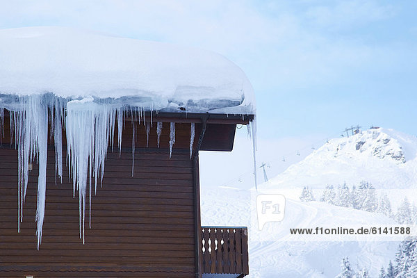 Eiszapfen hängend von der Hütte im Schnee