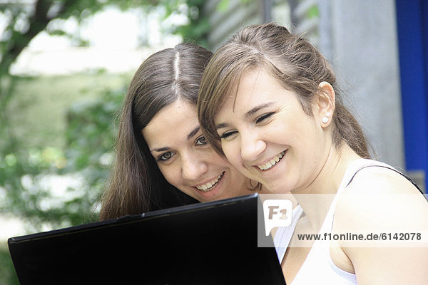 Teenager Mädchen mit Laptop zusammen