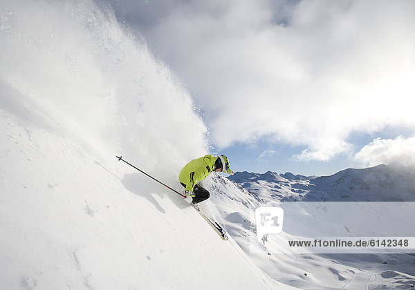 Skifahrer in alpinem Gelände