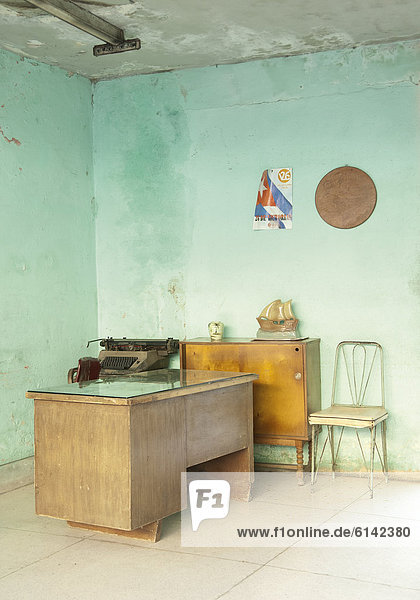 Maroder Büroraum auf Kuba