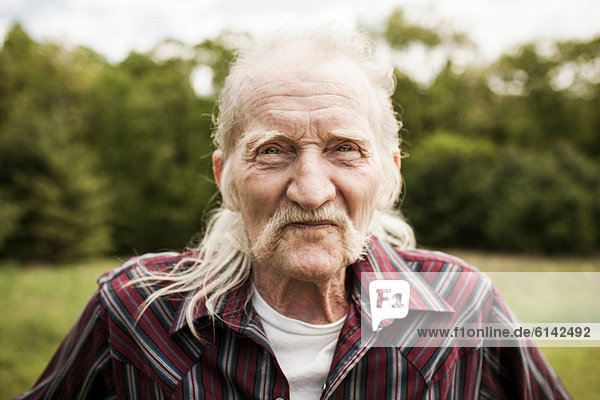 Senior Mann mit Blick auf die Kamera  Porträt