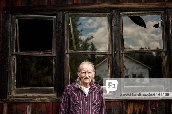 Älterer Mann außerhalb der Hütte  Portrait