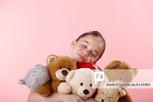 Mädchen umarmende Teddybären