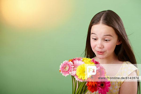 Mädchen mit Blumenstrauß