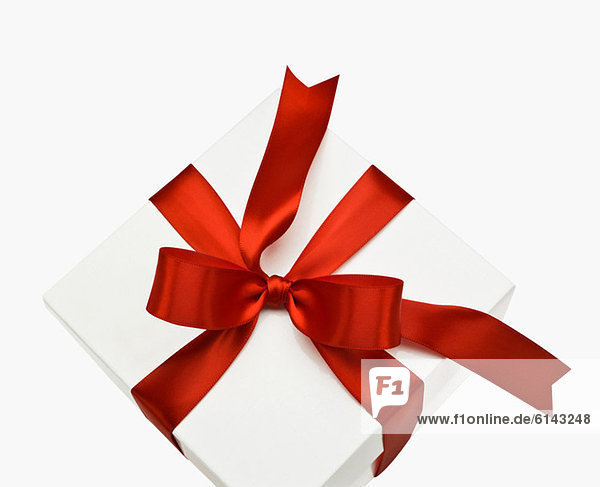Geschenkbox mit rotem Band
