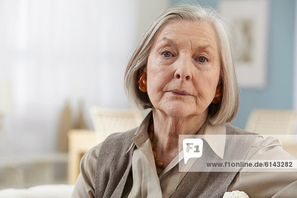 Seniorin mit Blick auf die Kamera  Porträt