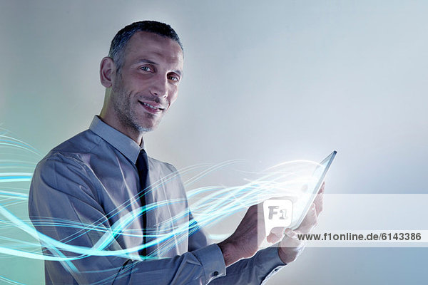 Geschäftsmann mit digitalem Tablett mit Beleuchtung