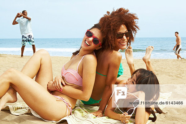 Junge Frauen am Strand sitzend