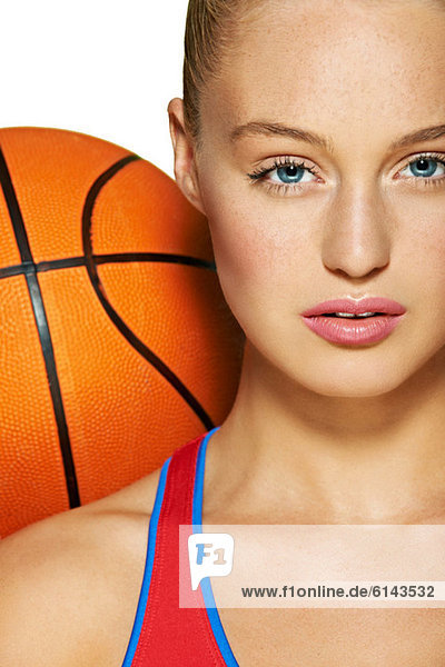 Junge Frau mit Basketball