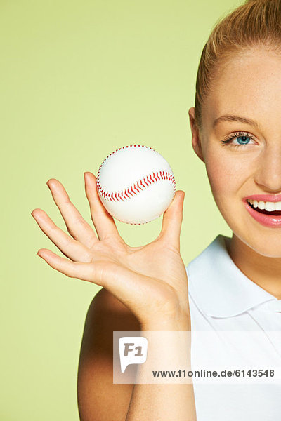 Junge Frau hält Baseball