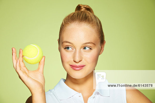 Junge Frau mit Tennisball