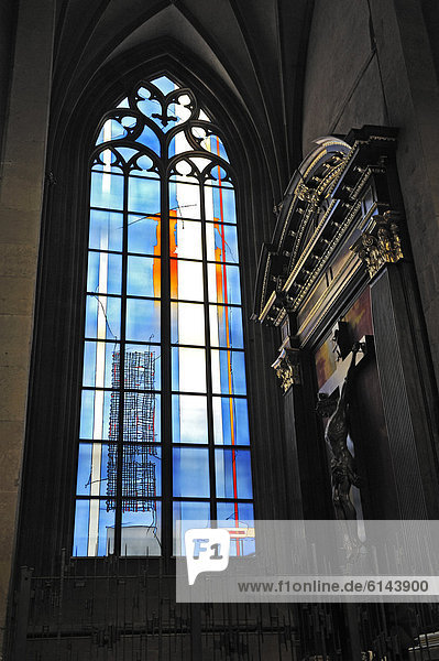Kirchenfenster und Kruzifix  Mainzer Dom  Mainz  Rheinland-Pfalz  Deutschland  Europa