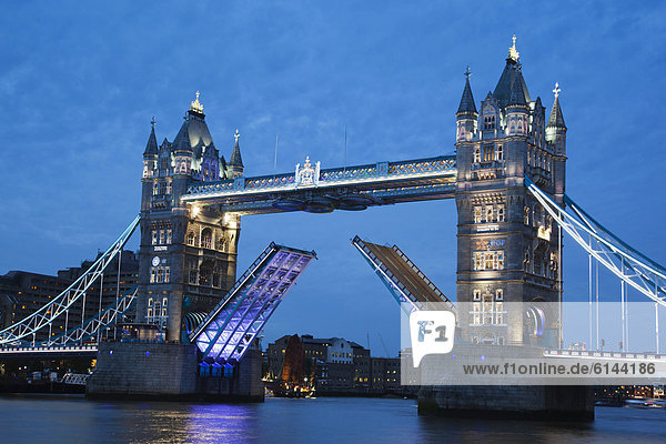 Beleuchtete Tower Bridge mit geöffneten Baskülen in der Abenddämmerung  London  England  Großbritannien  Europa