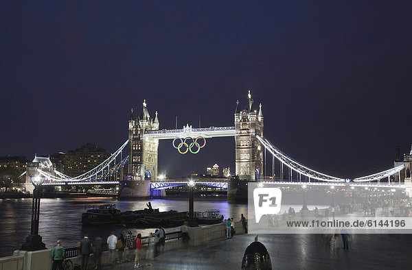Beleuchtete Tower Bridge mit den Olympischen Spielen zur Feier der Olympiade in London Jahr 2012  London  England  Großbritannien  Europa