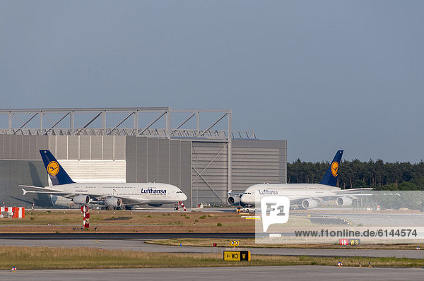 Zwei Airbus A 380 vor der Wartungshalle der Lufthansa auf dem Frankfurter Flughafen  Frankfurt am Main  Hessen  Deutschland  Europa