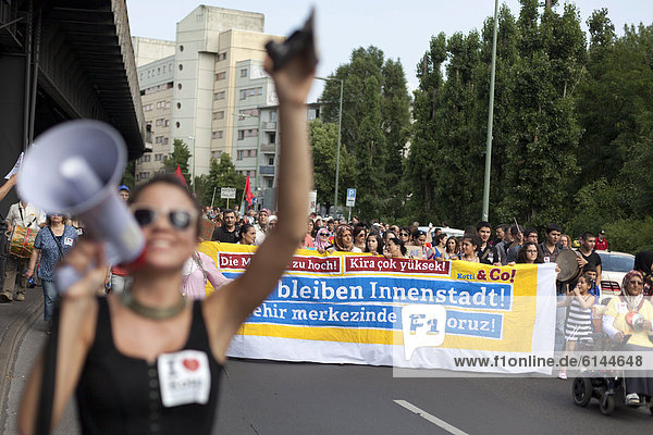 'Anwohner aus dem Kiez rum das Kottbusser Tor protestieren unter dem Motto ''Die Miete ist zu hoch - wir bleiben Innenstadt'' mit einer Lärmdemo gegen steigende Mieten und Verdrängung sozialschwacher Gruppen aus den Innenstadtbezirken  Kreuzberg  Berlin  Deutschland  Europa'
