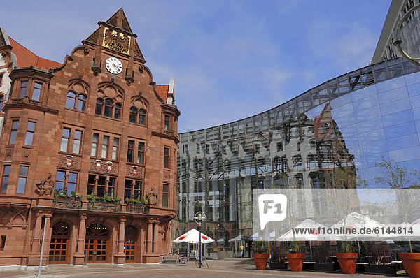 Altes Rathaus und Berswordt-Halle am Friedensplatz  Dortmund  Ruhrgebiet  Nordrhein-Westfalen  Deutschland  Europa  ÖffentlicherGrund