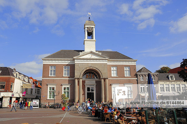Straßencafe vor altem Rathaus  jetzt Musikschule  Harderwijk  Gelderland  Niederlande  Europa  ÖffentlicherGrund