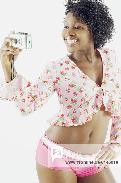 Frau nehmen Selbstporträt mit Kamera