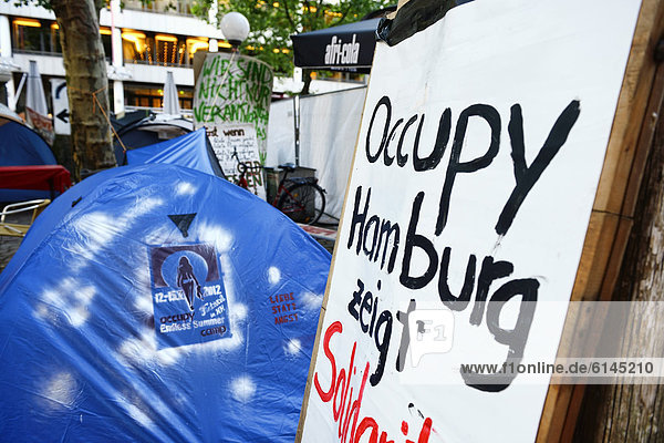 Protestlager von Occupy Hamburg am Gerhart-Hauptmann-Platz in der Altstadt von Hamburg  Deutschland  Europa