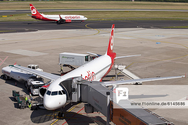 Flugzeuge der airberlin am Gate und auf dem Rollfeld  Flughafen  Düsseldorf  Rheinland  Nordrhein-Westfalen  Deutschland  Europa