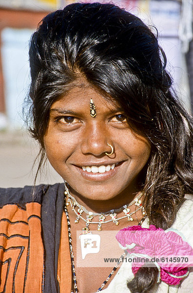 Porträt einer jungen Frau  Teil einer Pilgerfamilie  Mount Abu  Indien  Asien