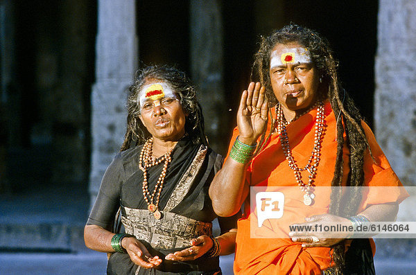 Gläubige beten in den Tempeln von Srinangam  Tiruchirappalli  Indien  Asien