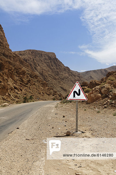 Kurvenreiche Straßen durch die Todra-Schlucht Gorges du Todra  Tinerhir  Souss-Massa-Dra‚  Königreich Marokko  Maghreb  Afrika