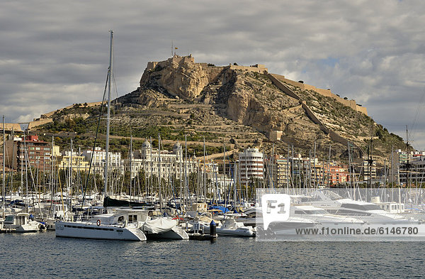 Hafen von Alicante  hinten die Festung Santa B·rbara  Alicante  Costa Blanca  Spanien  Europa