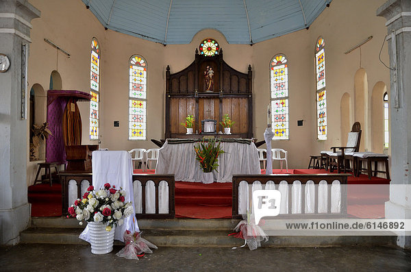Altar der alten deutschen Kirche der katholischen Pallottiner-Mission von Kribi  erbaut 1891  renoviert 2008  Kribi  Kamerun  Zentralafrika  Afrika