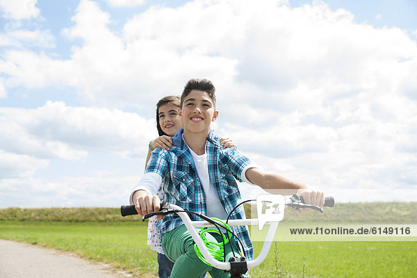 Zwei Kids fahren Fahrrad