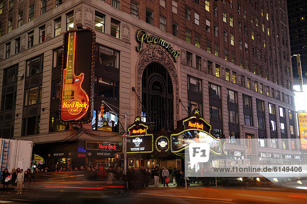 Hard Rock CafÈ am Times Square bei Nacht  Midtown Manhattan  New York City  New York  USA  Vereinigte Staaten von Amerika  Nordamerika