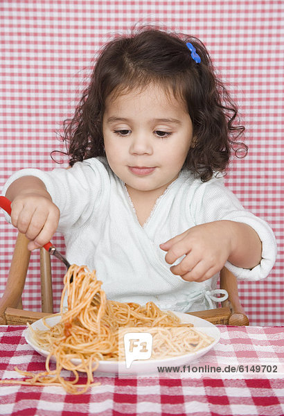 jung  Spaghetti  essen  essend  isst  Mädchen