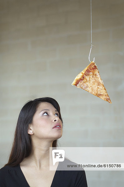 Frau  sehen  Pizza