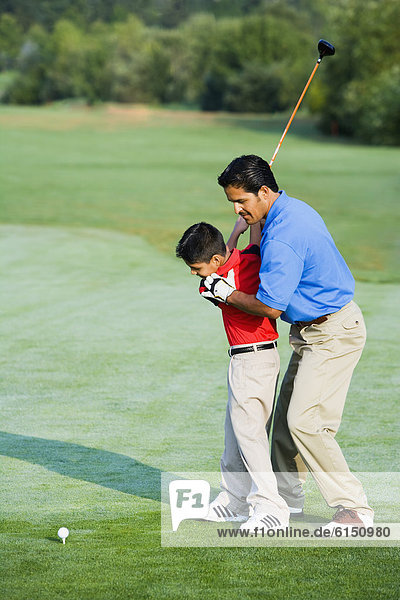 Menschlicher Vater  Sohn  Hilfe  Hispanier  Spiel  Golfsport  Golf