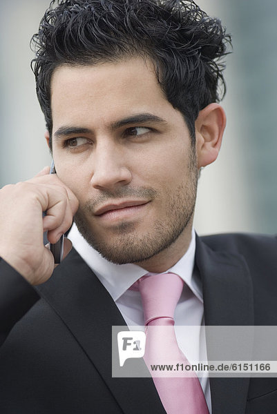 Hispanische Geschäftsmann sprechen auf Handy