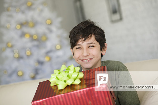 Junge - Person Hispanier halten Weihnachtsgeschenk