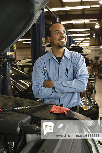 Afrikanische männlich Automechaniker in shop