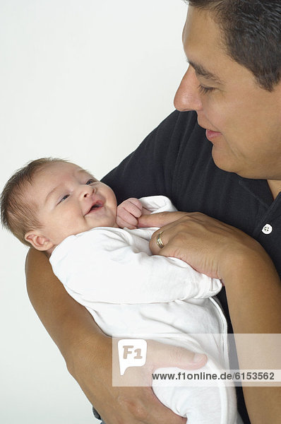 lächeln  Menschlicher Vater  Hispanier  Baby