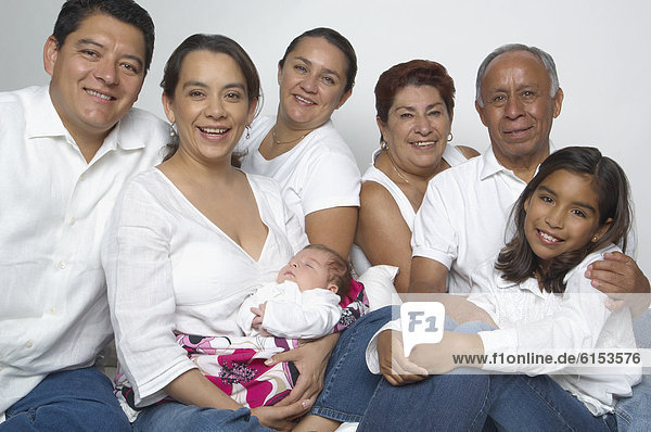Portrait  Hispanier  Mehrgenerationen Familie