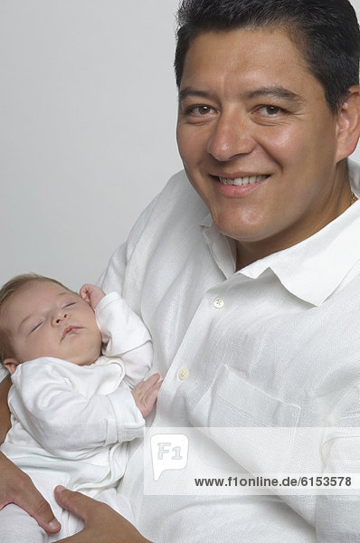 Menschlicher Vater  Hispanier  halten  Baby