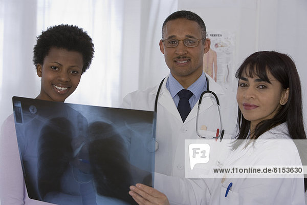 Patientin  sehen  Arzt  Röntgenbild  multikulturell