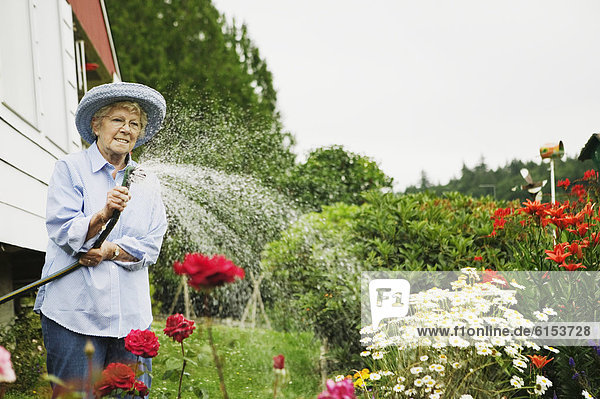 Senior Senioren Wasser Frau Pflanze