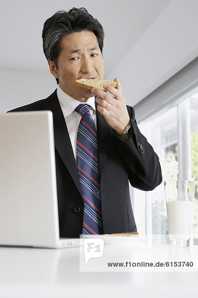 Geschäftsmann  Toastbrot  essen  essend  isst